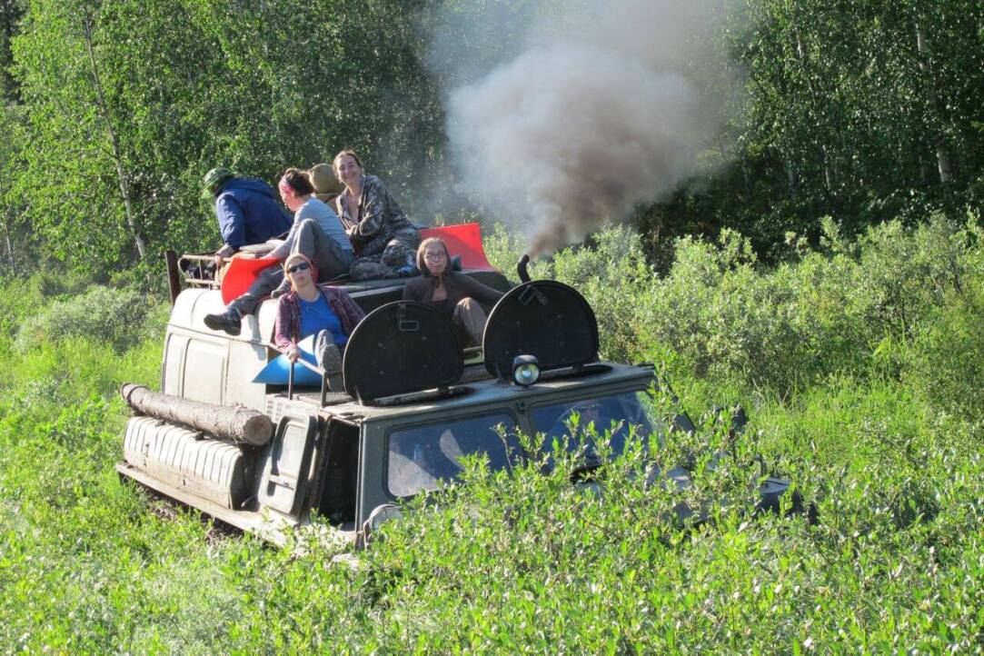 Российские совторы исследования А. Деркачева и К. Ермохина (на переднем плане) на пути к точке полевых работ, окрестности п. Харп, 2018 